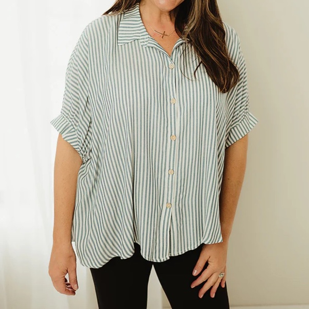 BUTTON UP OVERSIZED STRIPED SHORT SLEEVE TOP IN WHITE AND GREEN SIZE SMALL - Picture 4 of 16